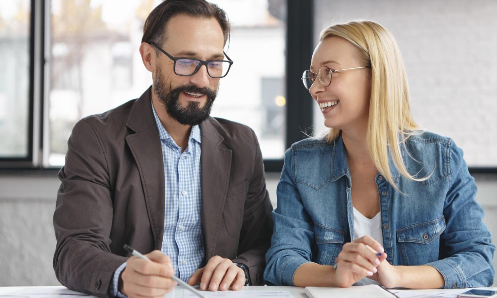 Profesional trabajando con análisis financiero personalizado